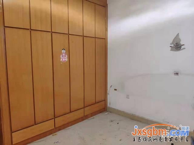 上高河南下街心3樓三室家具家電全配6千/年