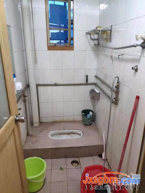 上高河南下街心3樓三室家具家電全配6千/年