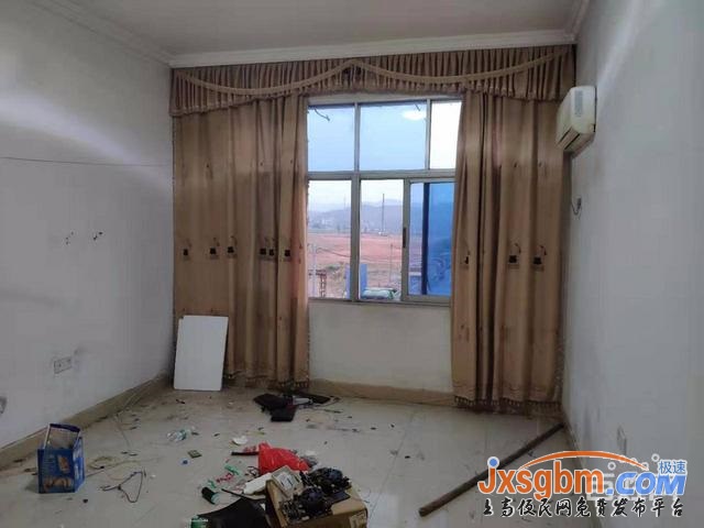 上高河南下街心3樓三室家具家電全配6千/年