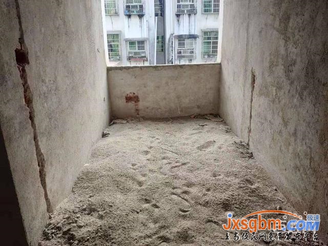 上高蘭家大道5樓毛坯三房兩衛地下室10平證件齊全可按揭