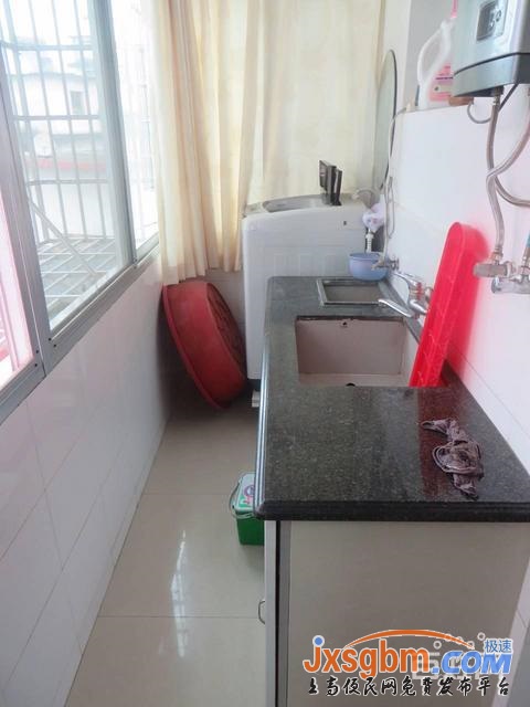 上高步行街4樓清爽裝修三房帶地下室送家私三證可按揭