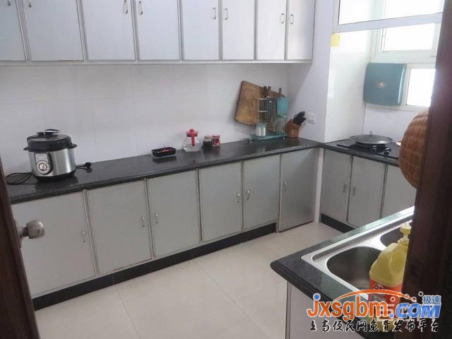 上高步行街4樓清爽裝修三房帶地下室送家私三證可按揭