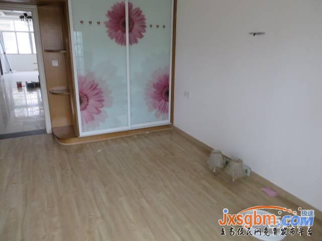 上高蘭家大道5樓清爽裝修三室車庫19平三證可按揭讀書近