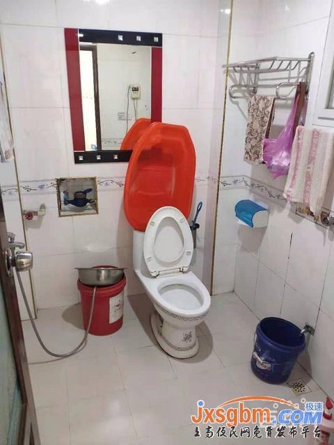 上高團結路旁普裝三房帶地下室5平三證滿2年可按揭