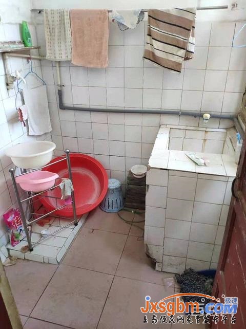 上高四中對面2樓簡裝三房帶兩個地下室有證包過戶急賣