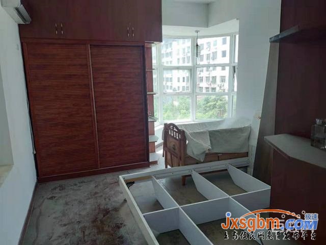 上高星輝小區4樓精裝修三房產權車庫28平三證滿2年