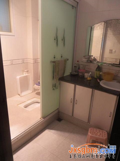 上高步行街4樓清爽裝修三房帶地下室送家私三證可按揭