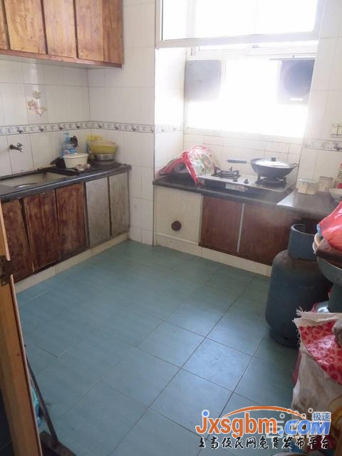 上高蘭家大道普裝三房三證滿5年地下室6平可按揭