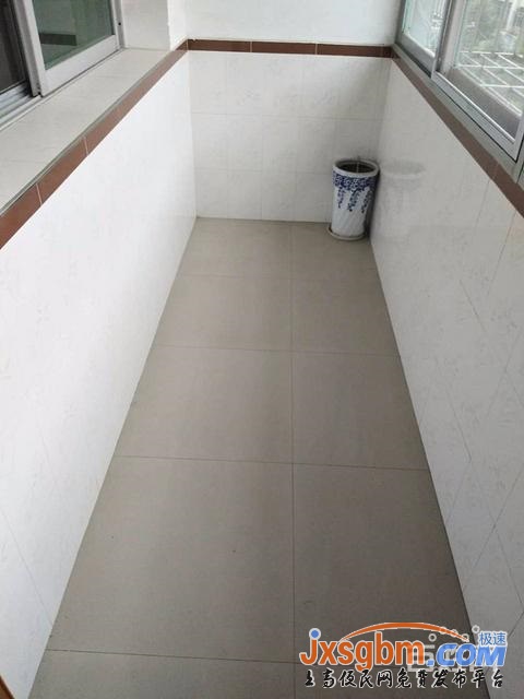 上高興隆小區4樓三房普裝帶地下室三證滿2年可按揭