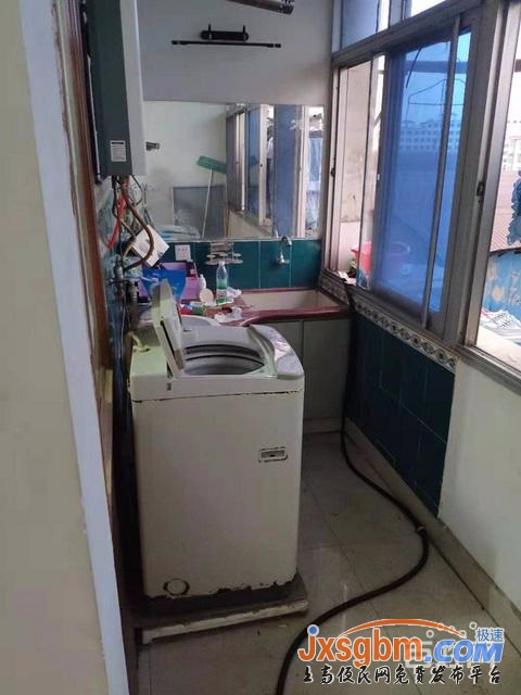 上高河南下街心3樓三室家具家電全配6千/年