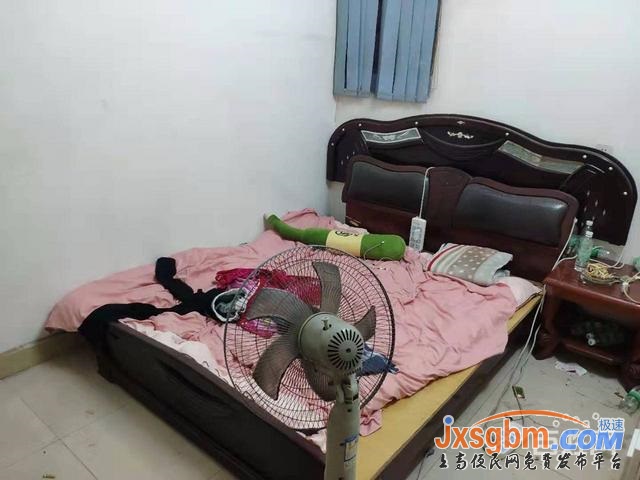 上高河南下街心3樓三室家具家電全配6千/年