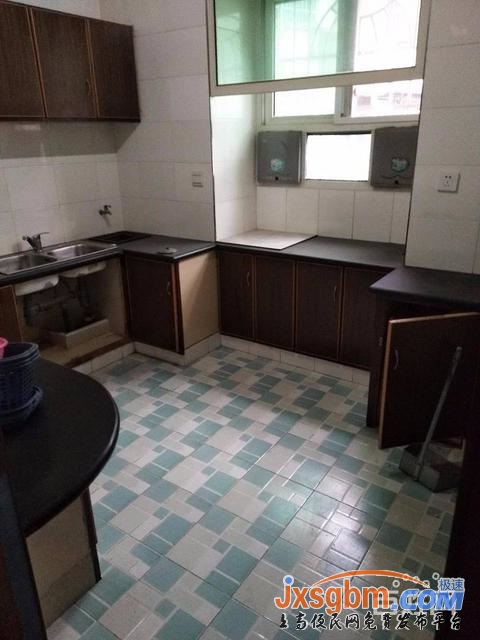 上高興隆小區4樓三房普裝帶地下室三證滿2年可按揭