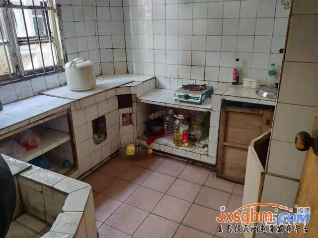 上高四中對面2樓簡裝三房帶兩個地下室有證包過戶急賣