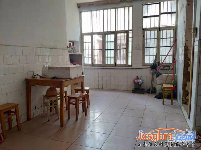 上高四中對面2樓簡裝三房帶兩個地下室有證包過戶急賣