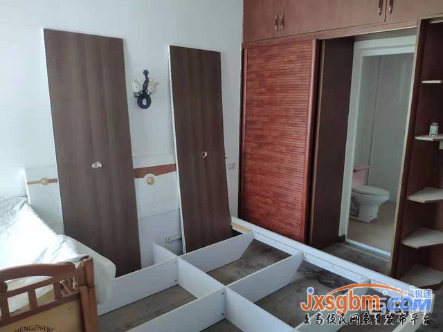 上高星輝小區4樓精裝修三房產權車庫28平三證滿2年