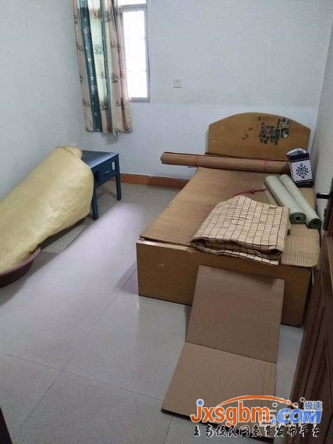 上高興隆小區4樓三房普裝帶地下室三證滿2年可按揭