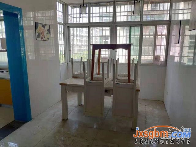 上高星輝小區4樓精裝修三房產權車庫28平三證滿2年