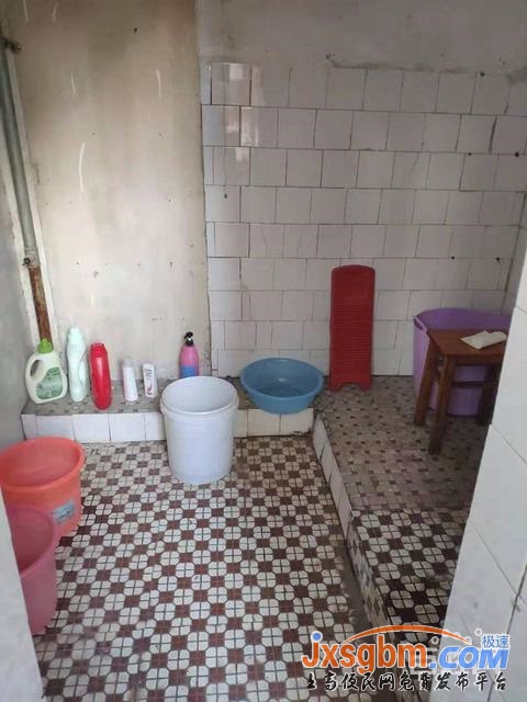 上高四中對面2樓簡裝三房帶兩個地下室有證包過戶急賣