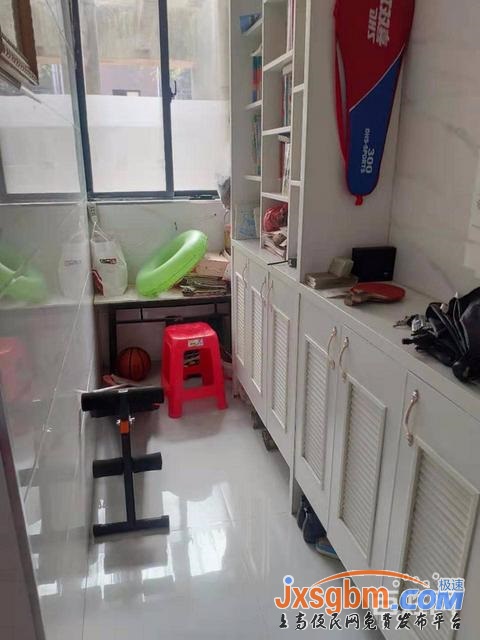 上高花園裝修僅住半年四房兩衛帶車位及地下室送家具家電