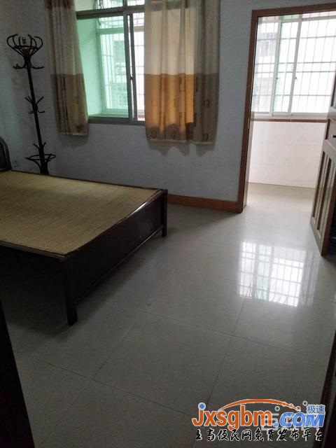 上高興隆小區4樓三房普裝帶地下室三證滿2年可按揭