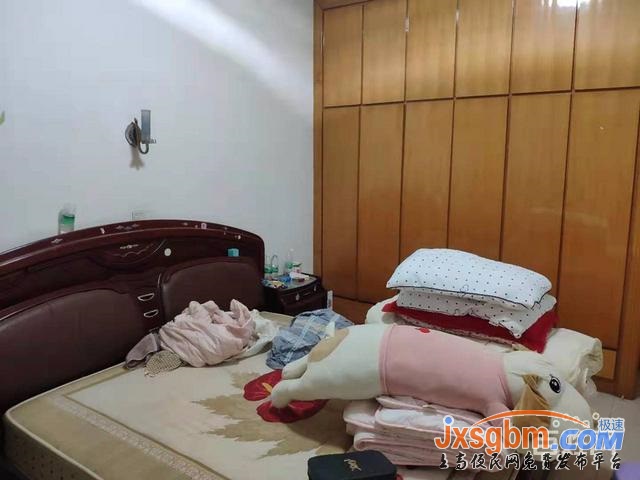 上高河南下街心3樓三室家具家電全配6千/年