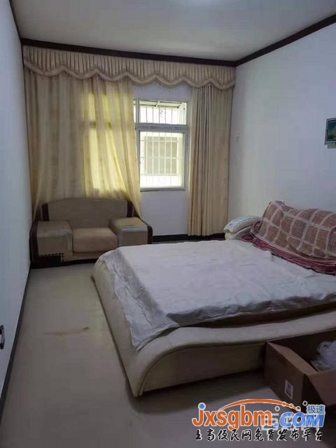 上高朗潤超市旁3樓普裝三房無暗間帶車庫證件全包過戶