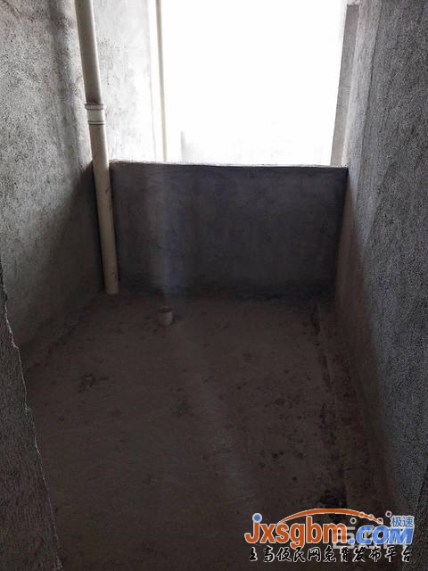 上高沿江小區二樓毛坯三房地下室6平江景房三證可按揭