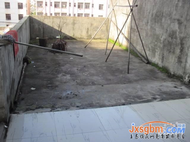 上高四中附近精裝3樓三房兩衛戶型陽光好帶露臺有柴棚