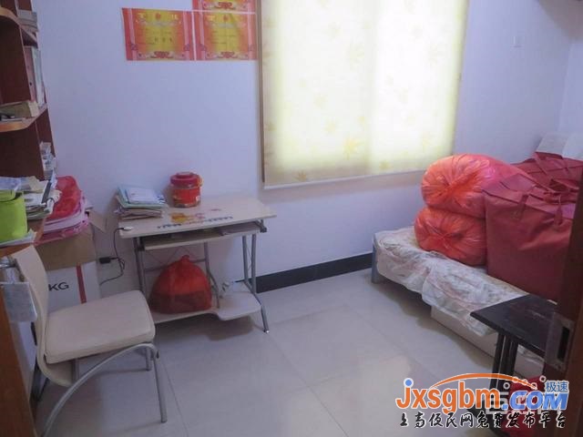 上高步行街4樓清爽裝修三房帶地下室送家私三證可按揭