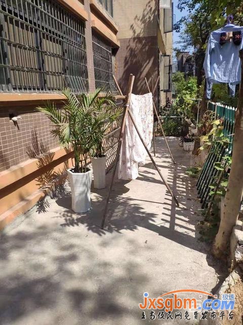 上高花園裝修僅住半年四房兩衛帶車位及地下室送家具家電