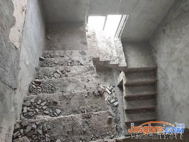 上高榮盛華府毛坯復式房三證小區環境好停車方便