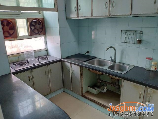 上高和平路5樓普裝三房帶地下室三證滿2年可按揭