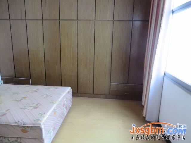 上高四中對面5樓配部分家具家電4千5適合拼租