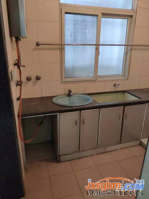 上高和平路5樓普裝三房帶地下室三證滿2年可按揭