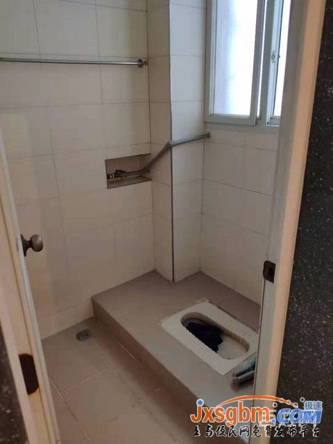 上高和平路5樓普裝三房帶地下室三證滿2年可按揭