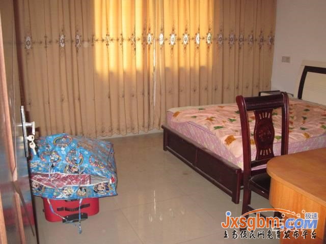 上高錦園小區3樓三房家具家電全配無暗間好停車適合拼租