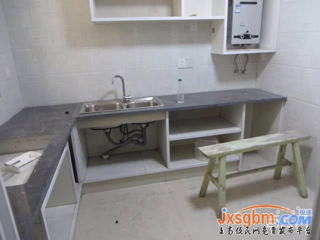 上高四中對面低層一房帶廚房有床熱水器3200元/年隨時看房