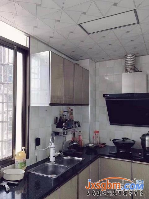 上高星輝小區四年前精裝修三房地下室5平三證滿5唯一地段好