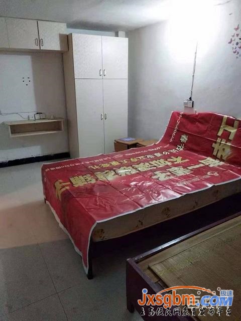 上高四中對面低層一房帶廚房有床熱水器3200元/年隨時看房