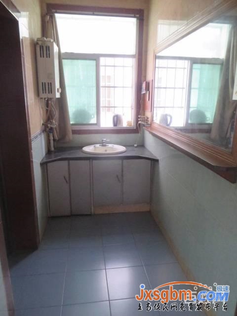 上高逸夫小學旁中裝三房除冰箱洗衣機外全配無暗間適合拼租